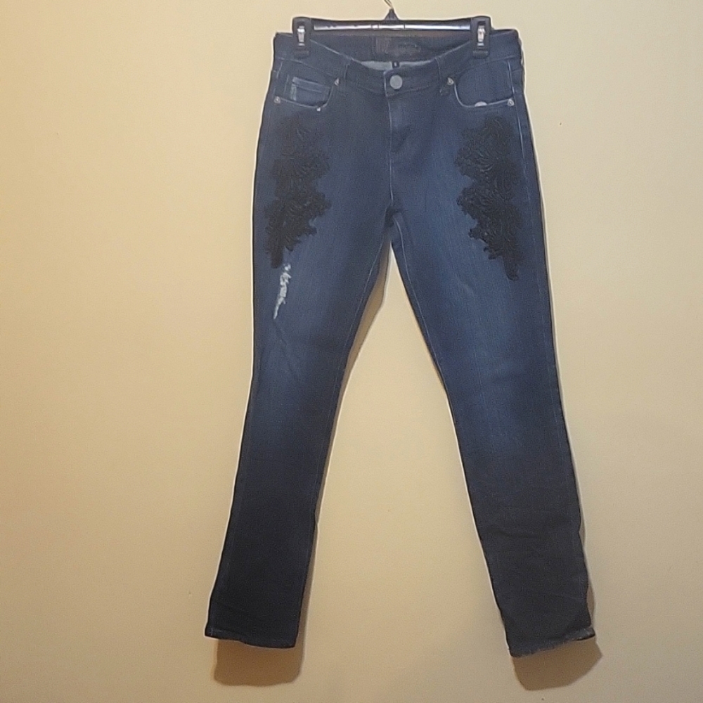 KUT JEANS- DISTRESSED EMBROIDERED SZ 6